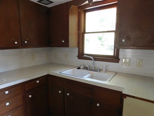 Building Photo - Beautifully remodeled 2 bedroom/1 bath hou...