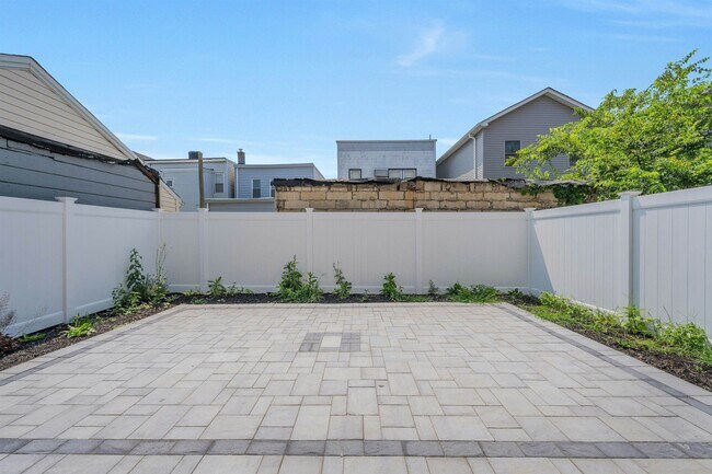Building Photo - 275 Pearsall Ave