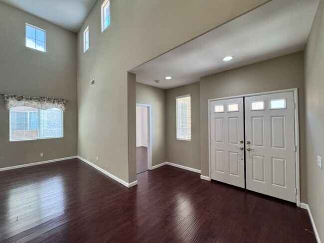 Building Photo - Beautiful Two Story 5 bedroom Home in the ...