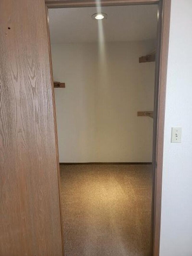 Building Photo - Classic North Tacoma 4 Bedroom Tri-Level with Peak a Boo View!