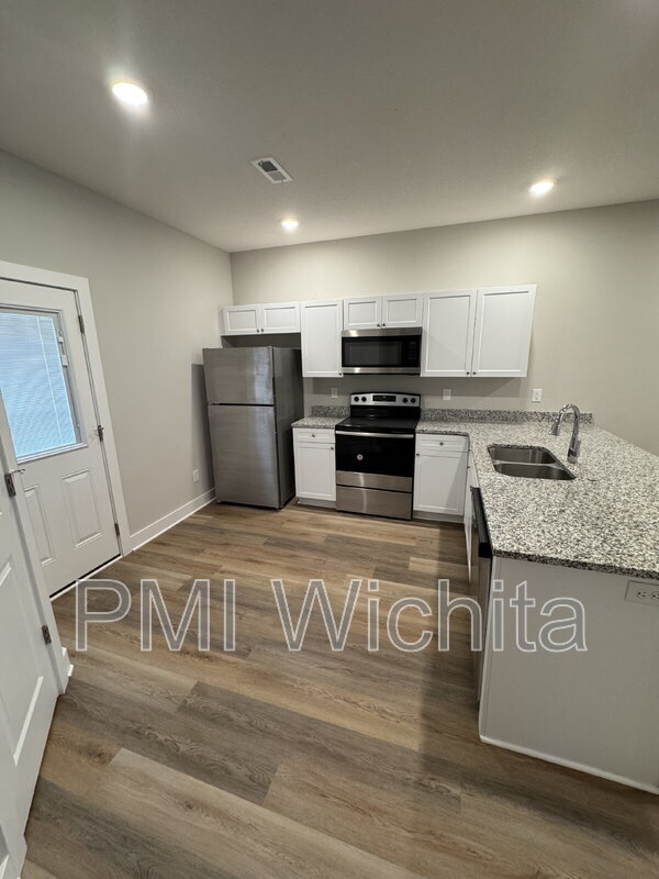 Building Photo - 5244 N Cypress Cir