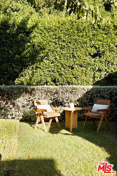 Building Photo - 1438 N Orange Grove Ave