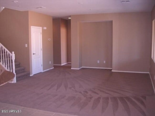 Building Photo - Gorgeous Large 4 Bed 2.5 Bath Home with lo...