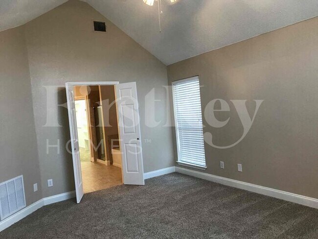 Building Photo - 2132 Montclair Ln