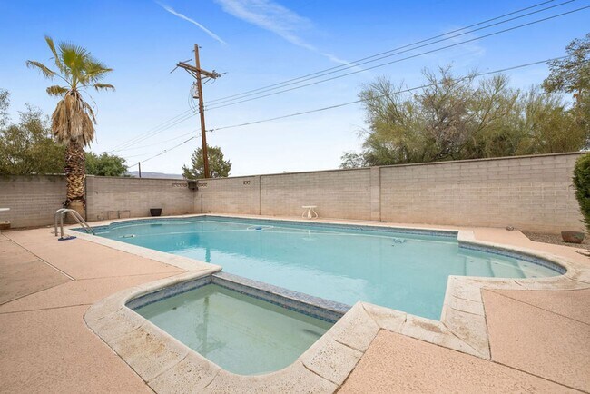 Building Photo - Eastside 4 Bedroom Home with Pool