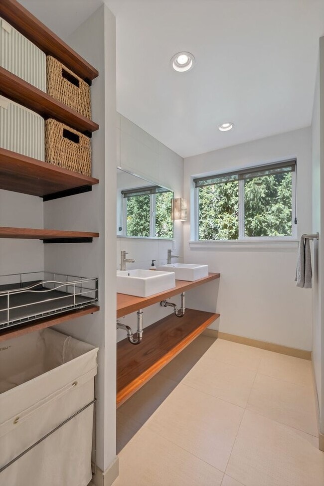 Building Photo - Great modern home located on Mercer Island
