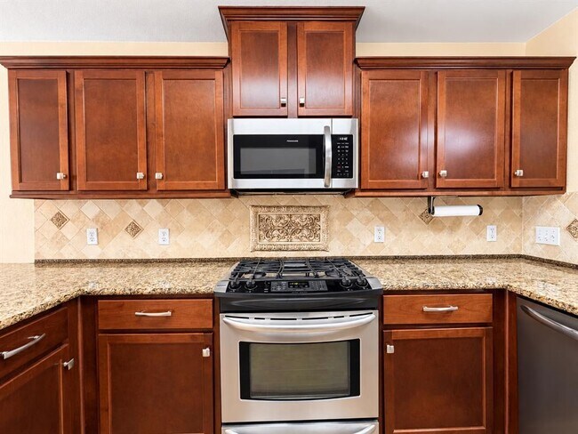 Building Photo - 807 Hilltop Dr