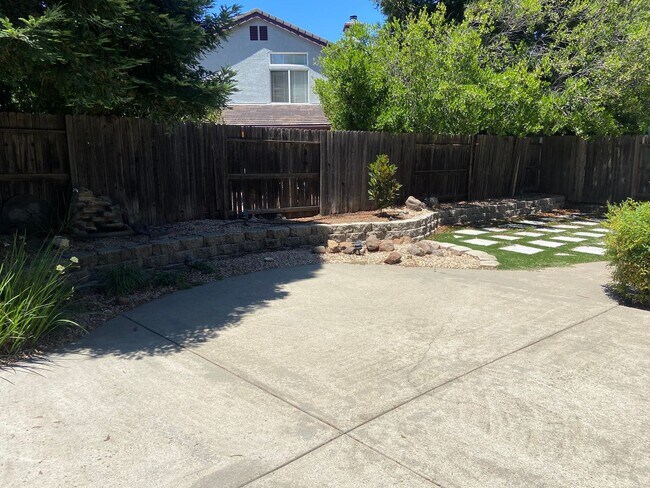 Building Photo - East Roseville - Near Olympus Point - 3 Bdrm, 2 Bath