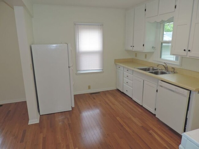 Building Photo - $1,400 | 2 Bedroom, 1 Bathroom House | No ...