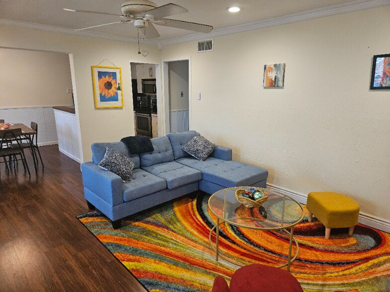 Building Photo - 5838 Sandhurst Ln