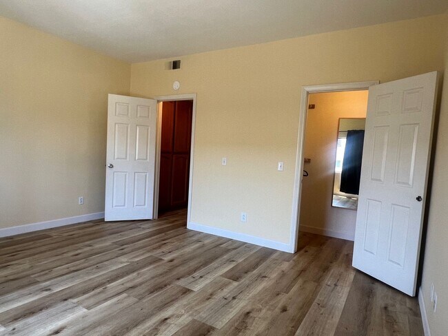 Building Photo - Los Caballeros #526