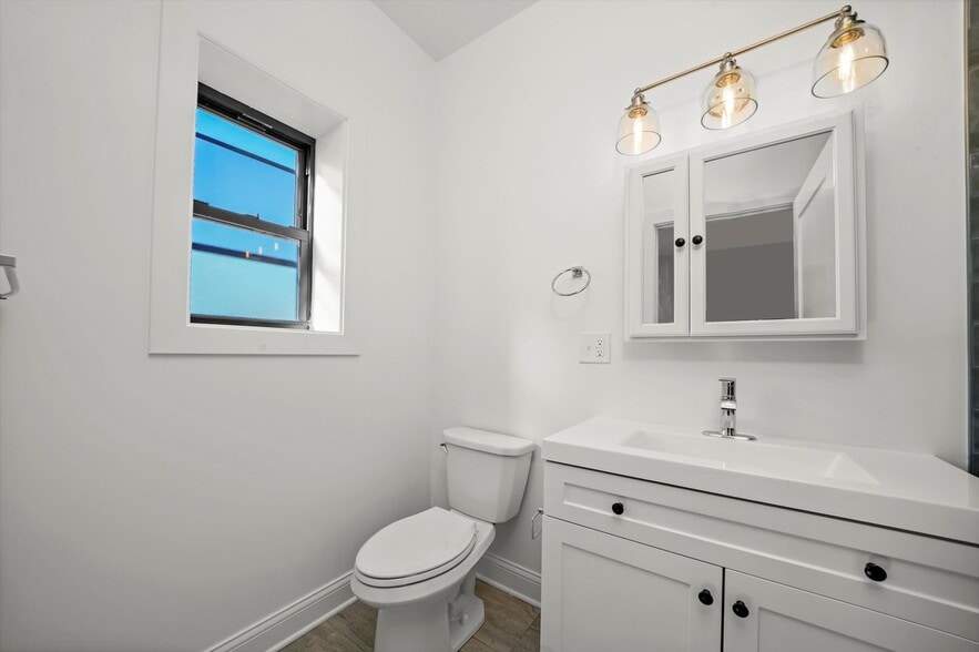 Building Photo - 3409 W Fullerton Ave