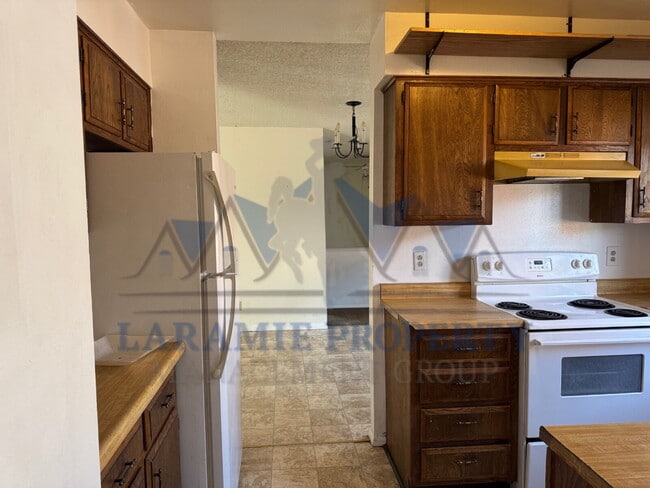 Building Photo - 4 Bed 1.5 Bath Townhouse Style Apartment
