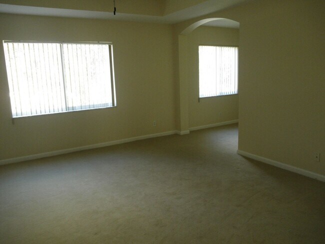 Building Photo - Thousand Oaks