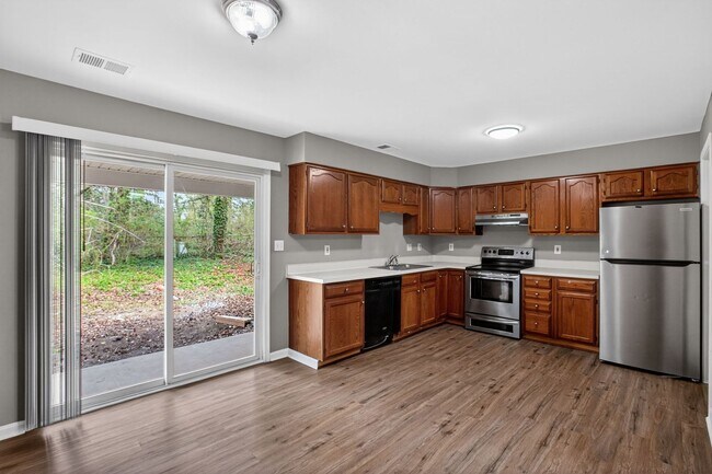 Building Photo - 2 Bedroom 2.5 Bath End Unit Townhouse in Fredericksburg