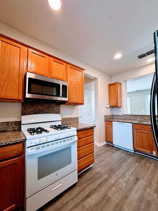 Building Photo - !!Get $200 OFF!! 3BR SFR w/ Tandem Garage & Fenced Yard near Boxwood St