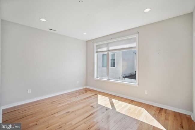 Building Photo - 1246 E Fletcher St