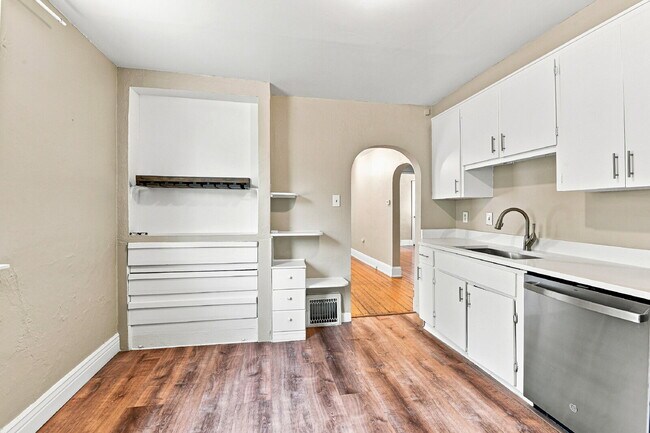 Building Photo - $2,845.95, 3 bed, 1 bath, located in Denver with New Appliances