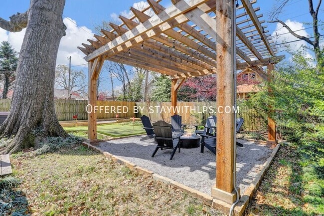 Building Photo - 397 Angelus St