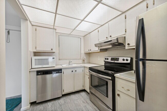 Building Photo - 1638 Embassy Dr