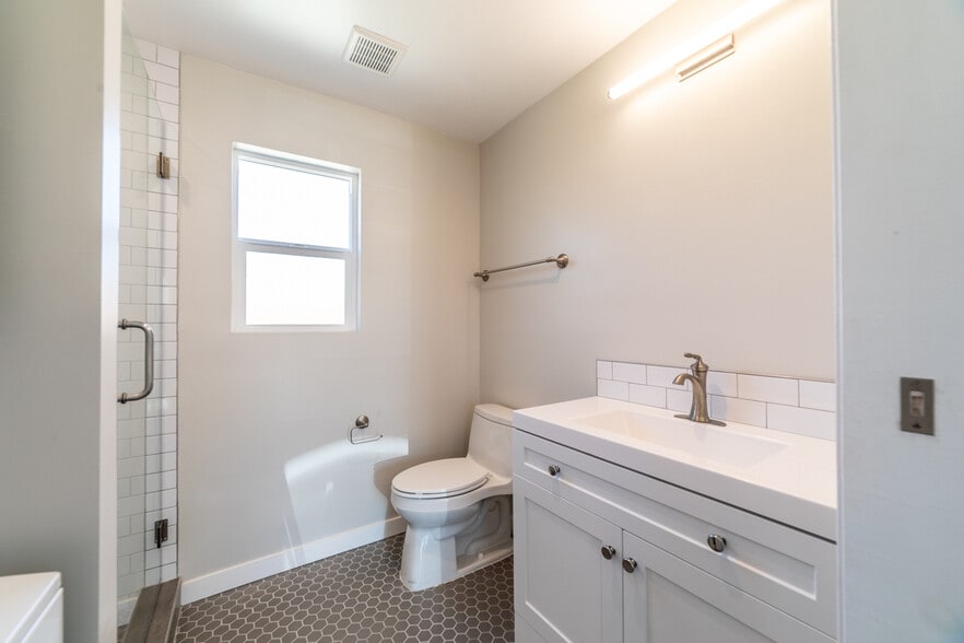 Building Photo - 8423 Barnsley Ave