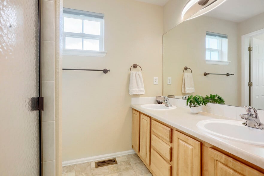 Primary Bathroom - 2261 Watersong Cir