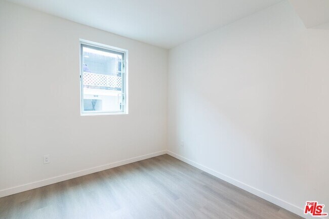 Building Photo - 1227 N Berendo St