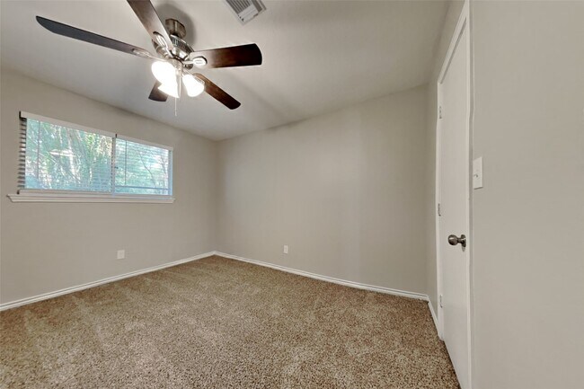 Building Photo - 5402 Woodville Ln