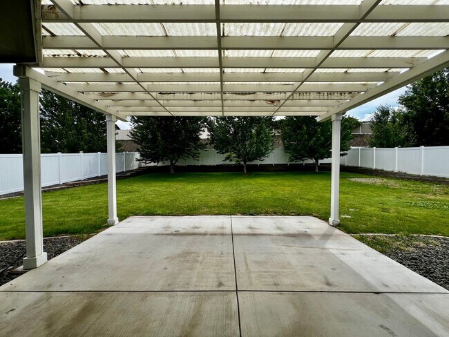 Building Photo - Home in West Valley with garage & back yard!