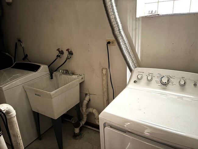 Building Photo - 463 W 23rd Pl