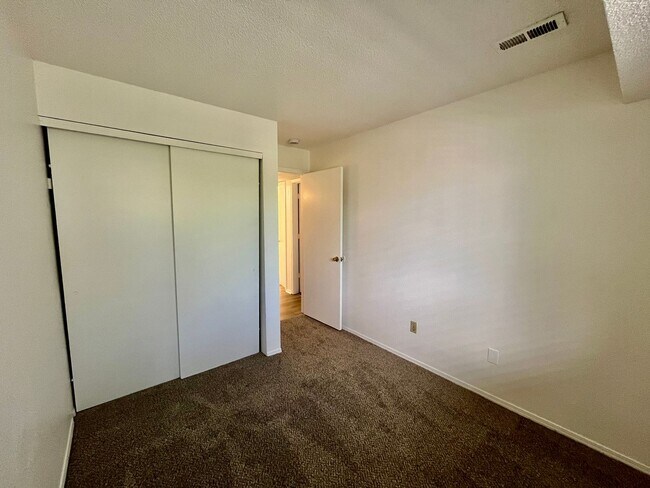 Building Photo - 2 bed 1 bath on 2nd floor in unit washer/d...