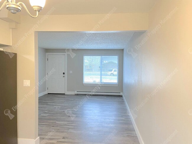 Building Photo - 2 BR in Redmond w/ huge yard