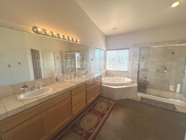 Building Photo - Beautiful 4 bed, 3 bath, 2,726 sqft House ...