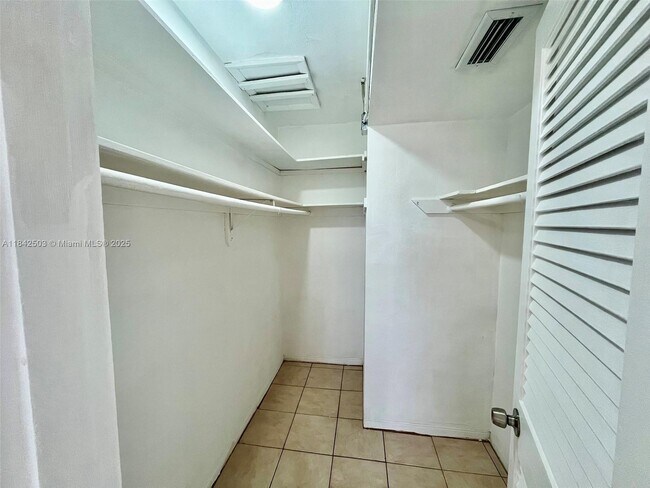 Building Photo - 581 Blue Heron Dr