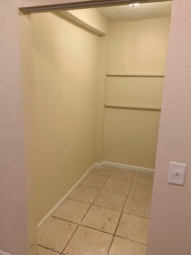 Building Photo - West side Beauty! 3 Bedrooms 2 Bathroom