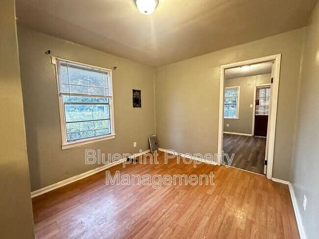 Building Photo - 450 4th Thomas St