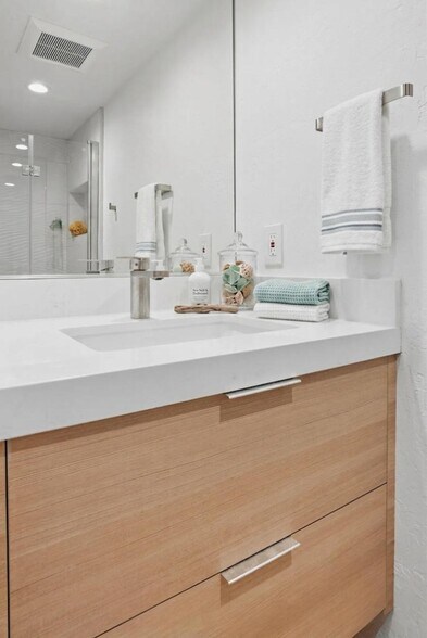 Building Photo - 116 Marina Ave