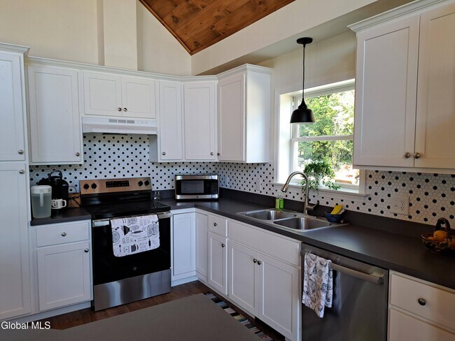 Building Photo - 134 Pickle Hill Rd