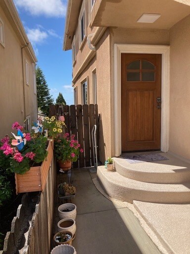 Entry - 507 N Helberta Ave