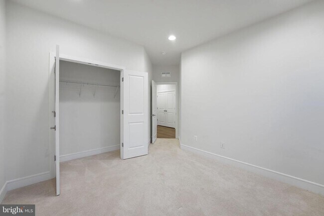 Building Photo - 43421 Farringdon Sq