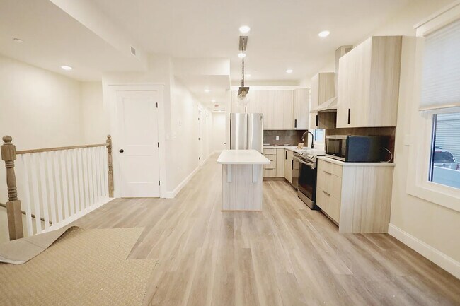 Building Photo - 701 E 2nd St