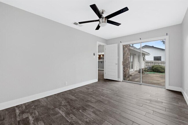 Building Photo - 3910 Hillside Dr