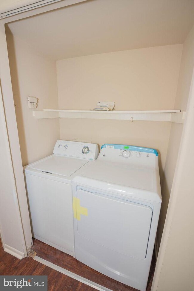 Building Photo - 800 College Ln