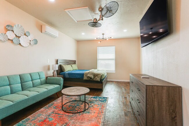 Building Photo - 2045 Weston Rd