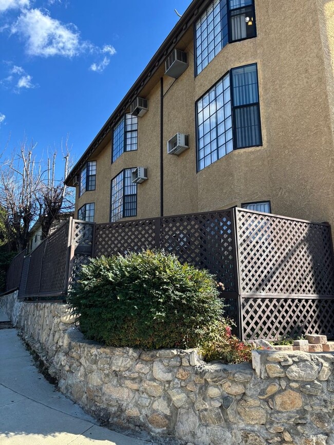 Building Photo - Spacious 1-Bed Apartments in Gated Tujunga Community
