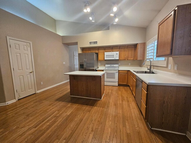 Building Photo - 1867 E Brentrup Dr