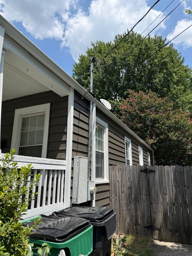 Building Photo - Bungalow in Charlotte with 2 bedrooms, 2 baths