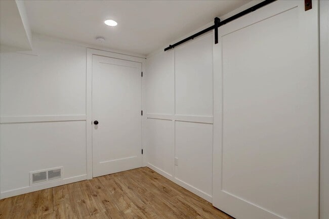 Building Photo - Beautifully renovated ranch home with drea...
