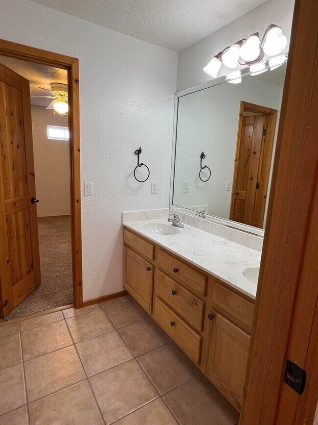 Building Photo - 16 Vista Encantada Dr