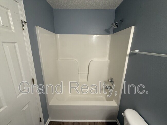 Building Photo - 1015 Peakview Dr